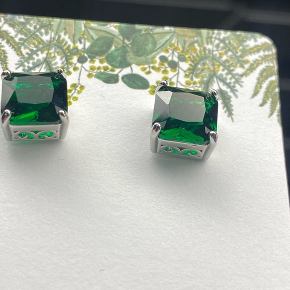 COPY - Demure square emerald green stud earrings - Picture 4 of 6
